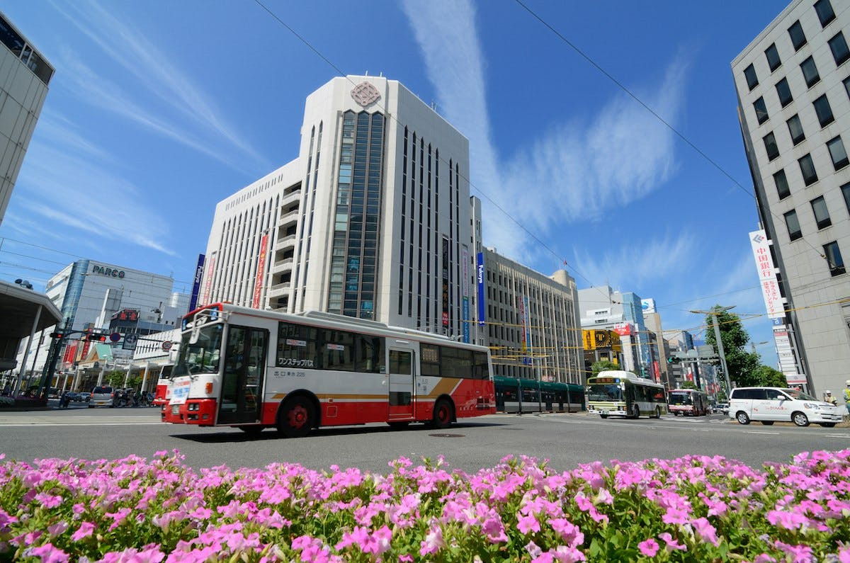 広島バス（赤バス）はこのデザインが目印です