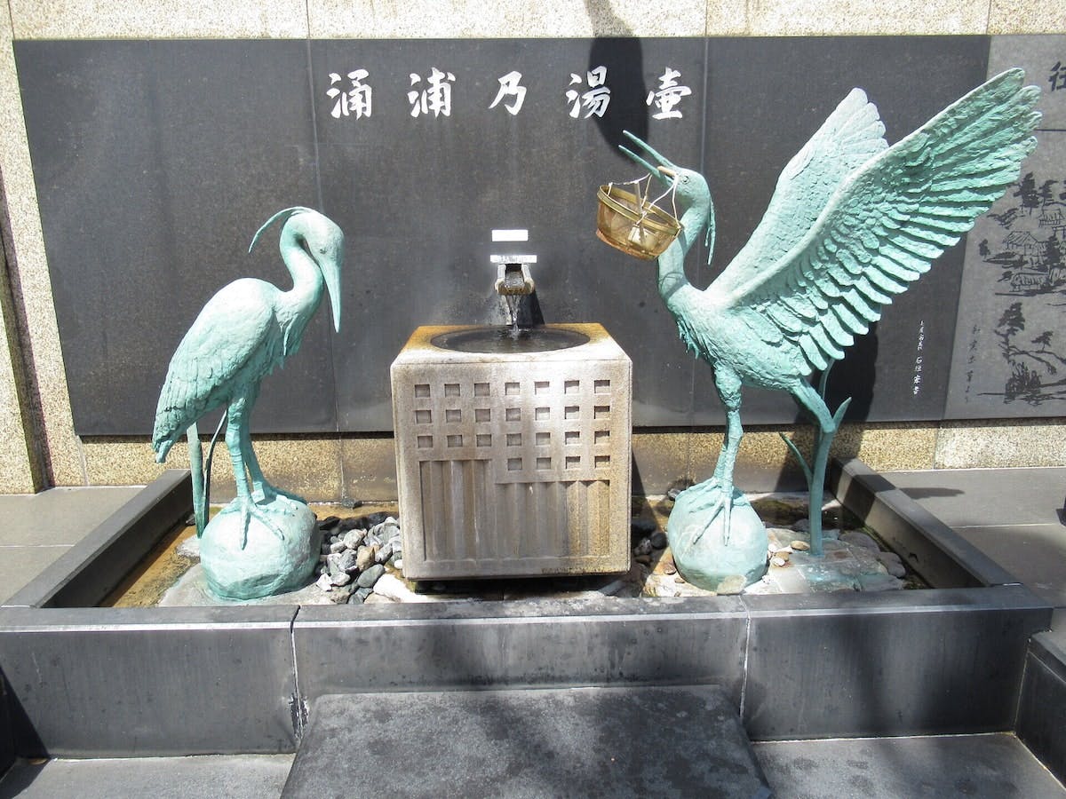 和倉の温泉で傷を癒したシラサギの像