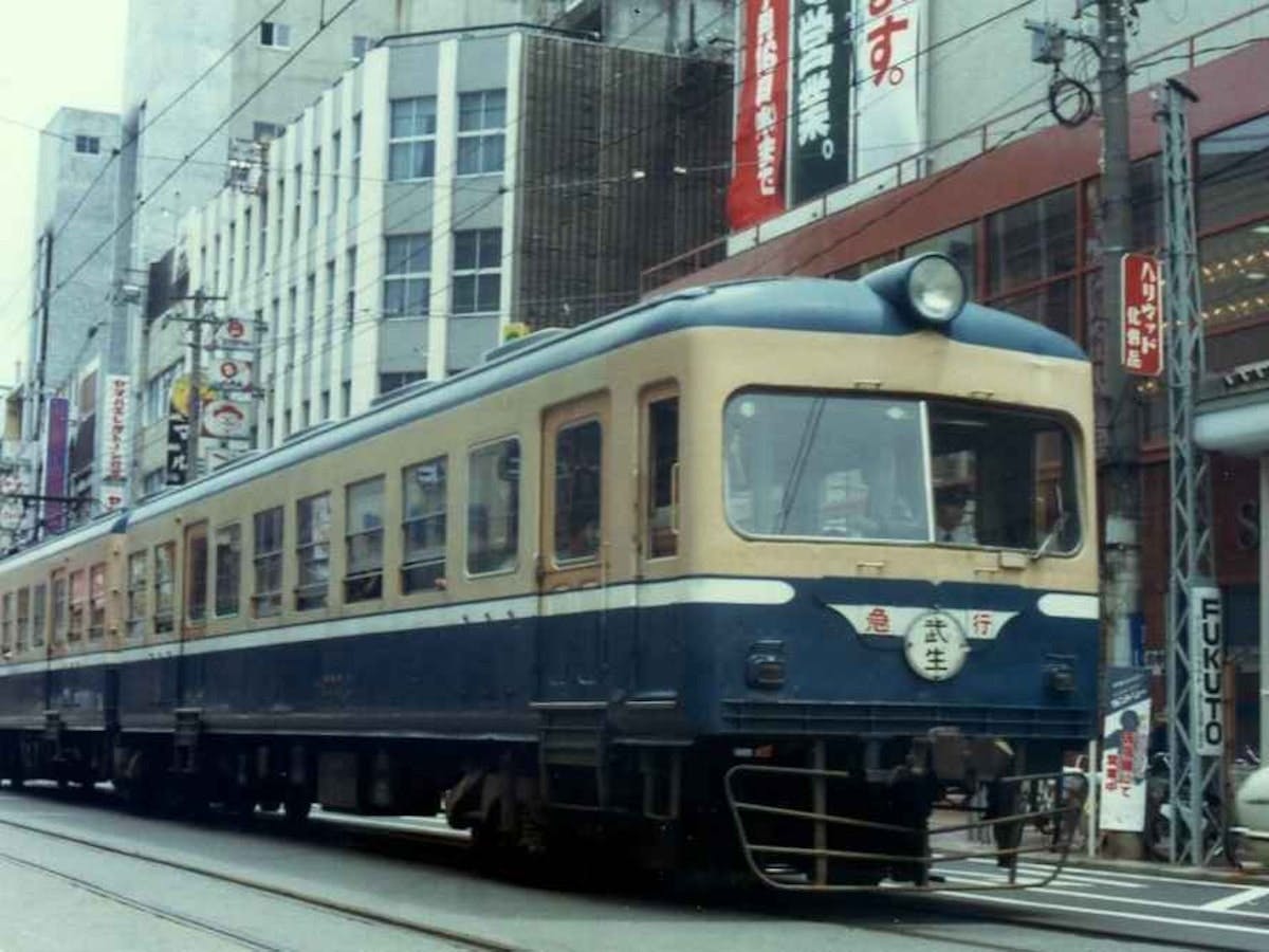 昭和35年に国鉄に対抗し開発されたモハ200形