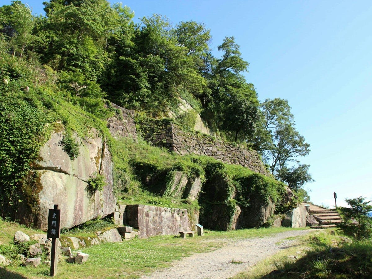自然の巨岩がそのまま活用される国内でも珍しい城跡