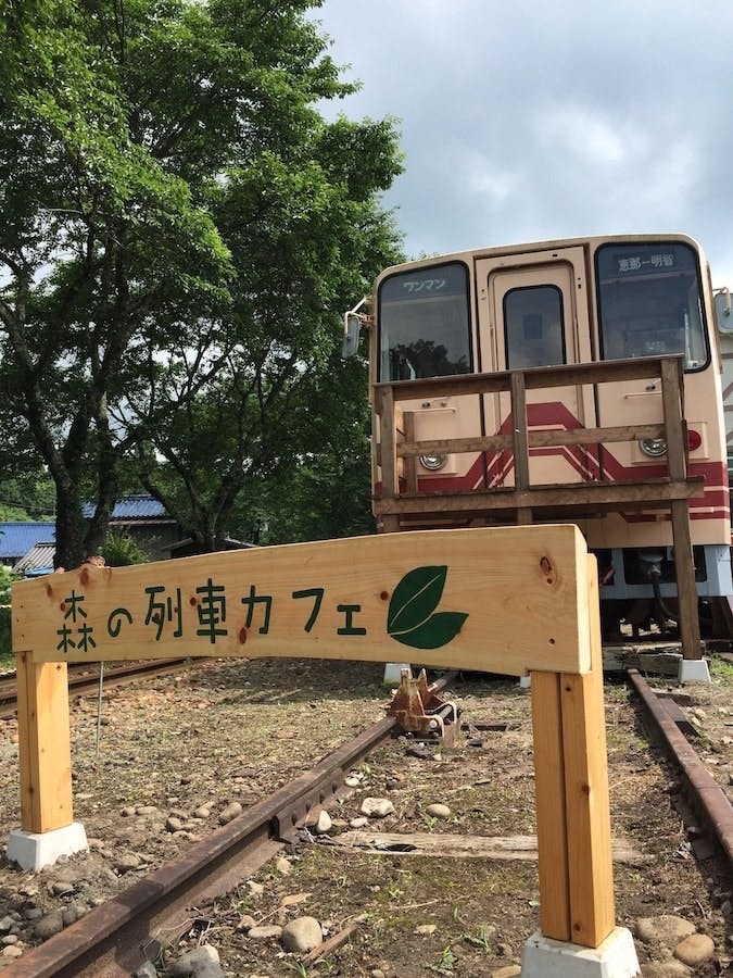 貴重な列車を再利用した森の列車カフェ